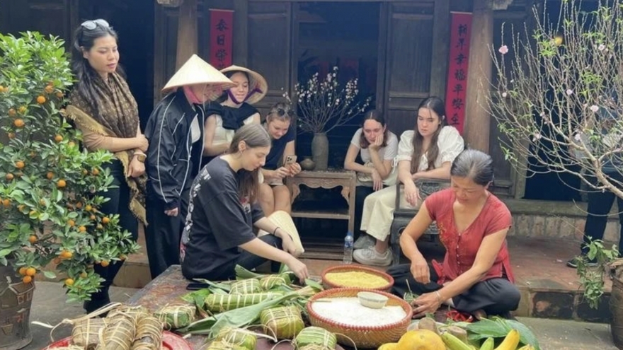 Duong Lam ancient village organises annual Tet programme